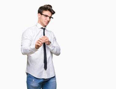 İzole arka plan üzerinde gözlüklü genç iş adamı tiksinti ifadesi, memnun ve korkulu tiksinti yüz yapıyorsun çünkü nefret tepki. Elleriyle kaldırdı. Sinir bozucu kavramı.