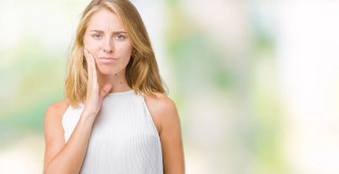 Güzel genç zarif kadın diş ağrısı veya dişlerde dişlerle ilgili hastalık nedeniyle ağız acı ifadesi ile el ile dokunmak izole arka plan yüzünden. Diş hekimi kavramı.