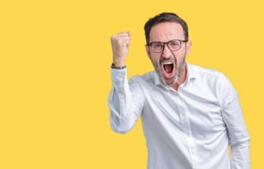 Kızgın arka plan üzerinde gözlük takan yakışıklı orta yaş zarif üst düzey iş adamı izole ve kızgın yetiştirme hayal kırıklığı ve öfke ile bağırarak süre öfkeli yumruk. Öfke ve agresif kavramı.