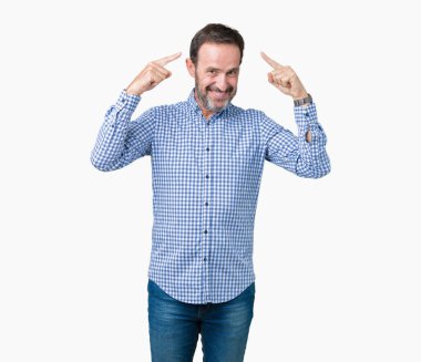 Yakışıklı orta yaş zarif komuta sizde izole üzerinde arka plan hem el parmak, harika bir fikir ya da düşünce, iyi bellek ile baş gösteren gülümseyen