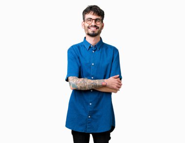 Yakışıklı delikanlı üzerinde gözlük takan mutlu yüz ile gülümseyerek kameraya seyir silah geçti arka plan izole. Olumlu bir kişi.