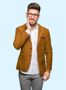 Diş ağrısı veya dişlerde dişlerle ilgili hastalık nedeniyle ağız acı ifadesi ile el ile dokunmak gözlüklü genç yakışıklı iş adamı. Diş hekimi kavramı.