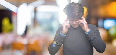 Çünkü genç yakışıklı zarif adam arka plan baş baş ağrısı için el ile izole stres. Migren muzdarip.