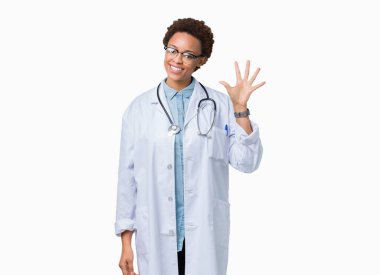 Gösterilen ve parmakları ile işaret izole arka plan üzerinde tıbbi ceket giyen genç Afro-Amerikan doktor kadın kendinden emin ve mutlu gülümseyerek süre beş numara.