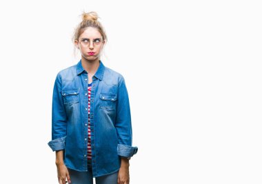 İzole arka plan yapma balık yüzüne dudaklı, çılgın ve komik bir jest gözlüklü genç güzel sarışın bir kadın. Komik ifade.