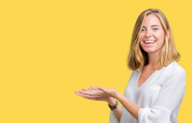 İzole arka plan güzel genç zarif kadın el ve reklam mutlu ve kendinden emin gülümseyen sunulması avuç, yanında işaret