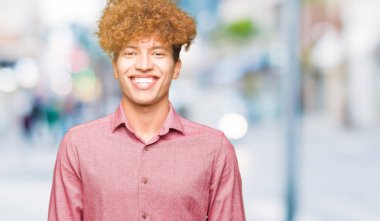 Yüzünde mutlu ve güzel bir gülümseme ile afro saçlı Genç yakışıklı iş adamı. Şanslı kişi.