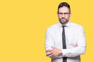 Genç yakışıklı iş adamı izole arka plan şüpheci ve sinir, onaylamayan ifade yüz çapraz kolları üzerinde gözlük takıyorum. Negatif kişi.