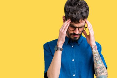 Çünkü üzerinde gözlük takan genç yakışıklı adam arka plan baş baş ağrısı için el ile izole stres. Migren muzdarip.