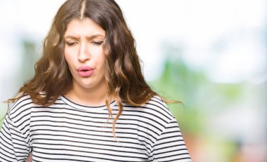 Çünkü mide üzerinde el ile kazak giyen genç güzel kadın çizgili mide bulantısı, ağrılı hastalık hasta hissediyor. Ağrısı kavramı.