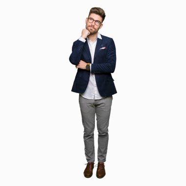 Gözlüklü el ile çene düşünme hakkında soru, dalgın ifade üzerine genç yakışıklı iş adamı. Düşünceli yüzüyle gülümsüyor. Şüphe kavramı.