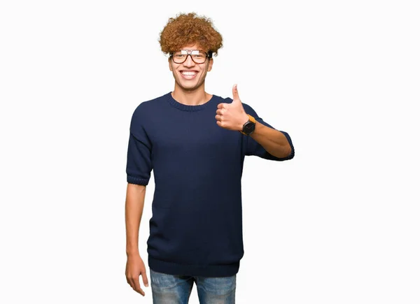 Stilig Ung Man Med Afro Glasögon Gör Glad Tummen Upp — Stockfoto
