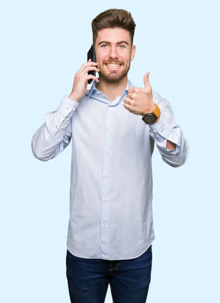 Mladý Pohledný Muž Podnikání Furiantsky Smartphone Spokojený Úsměv Dělá Znamení — Stock fotografie