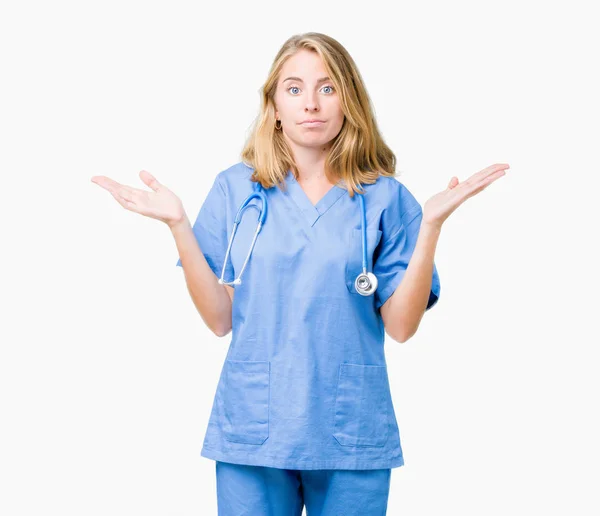 Hermosa Mujer Doctora Joven Con Uniforme Médico Sobre Fondo Aislado — Foto de Stock