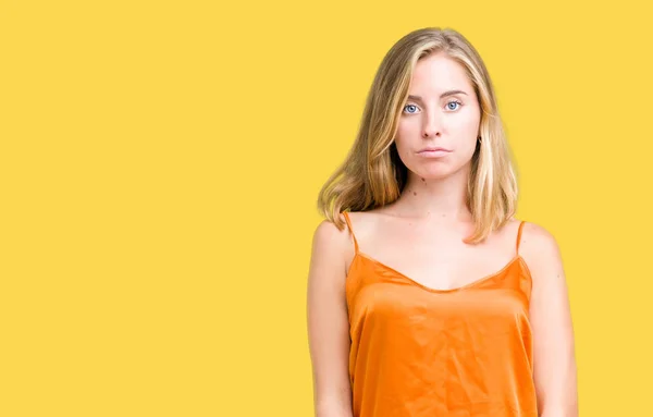 Hermosa Mujer Joven Con Camisa Naranja Sobre Fondo Aislado Deprimido —  Fotos de Stock