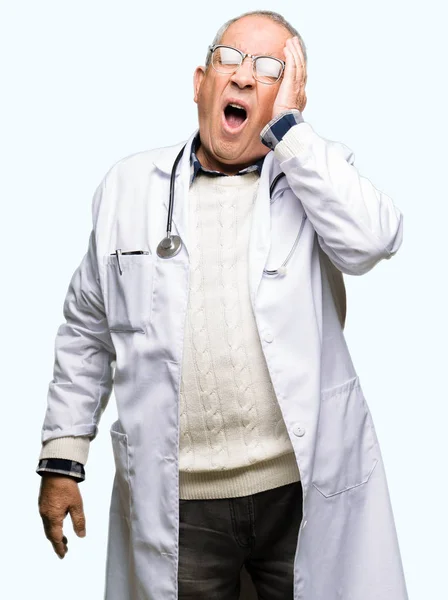 Stilig Senior Doktor Man Klädd Medicinsk Coat Yawning Trött Som — Stockfoto