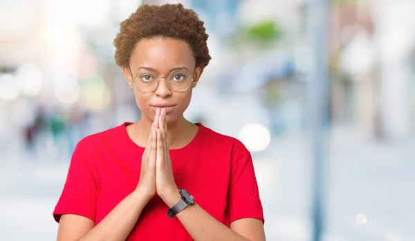 Gyönyörű Fiatal Afrikai Amerikai Szemüveg Elszigetelt Háttér Imádkozott Együtt Kér — Stock Fotó