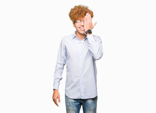 Joven Hombre Negocios Guapo Con Gafas Afro Que Cubren Ojo — Foto de Stock