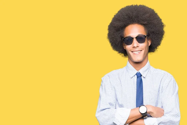 年轻的非洲裔美国商人戴着太阳镜 脸上洋溢着笑容 双臂交叉看着镜头 积极的人 — 图库照片