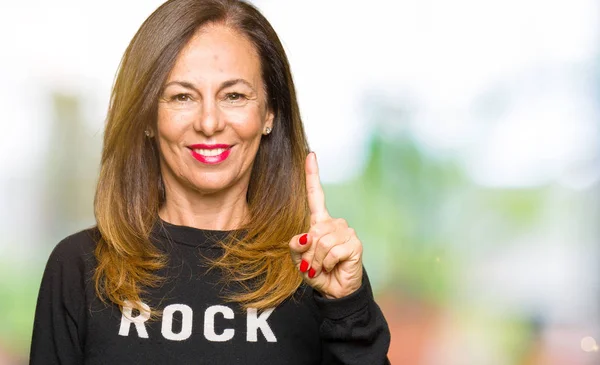Mooie Middelbare Leeftijd Vrouw Dragen Rock Roll Trui Tonen Wijzen — Stockfoto