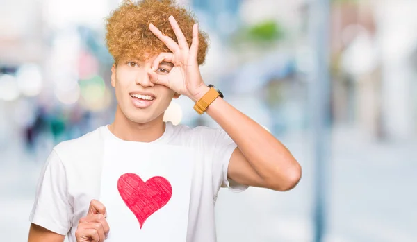 Junger Gutaussehender Mann Hält Papier Mit Rotem Herz Mit Glücklichem — Stockfoto