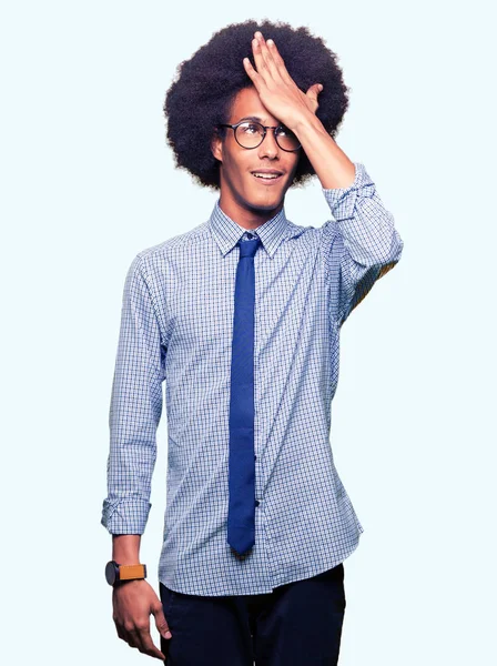 Mladí Africké Americké Obchodní Muž Afro Vlasy Nosí Brýle Překvapen — Stock fotografie