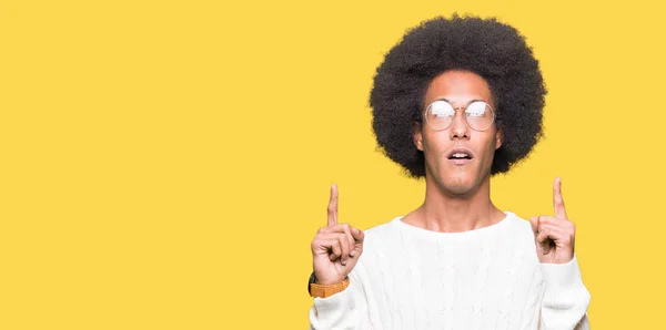 Jonge Afro Amerikaanse Man Met Afro Haar Bril Verbaasd Verrast — Stockfoto