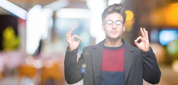 Jonge Knappe Elegante Man Dragen Bril Geïsoleerde Achtergrond Ontspannen Lachend — Stockfoto