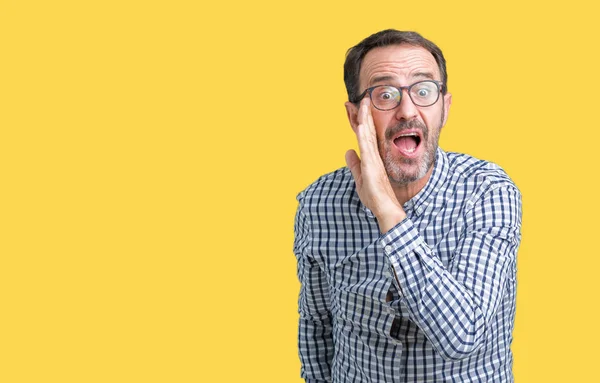 Guapo Mediana Edad Elegante Hombre Mayor Con Gafas Sobre Fondo —  Fotos de Stock