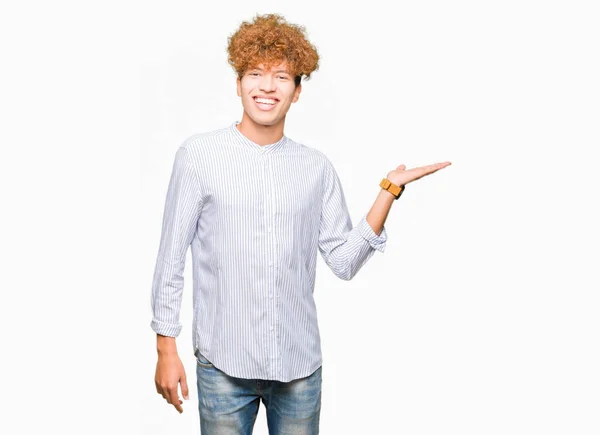 Joven Hombre Negocios Guapo Con Pelo Afro Con Camisa Elegante — Foto de Stock