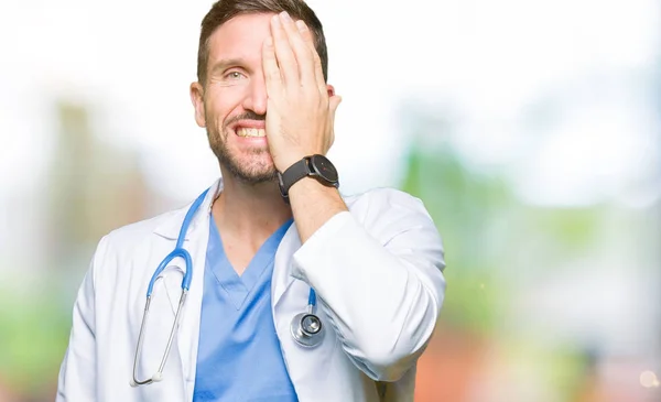 Muž Pohledný Doktor Lékařských Uniformě Izolované Pozadí Zahrnující Jedno Oko — Stock fotografie