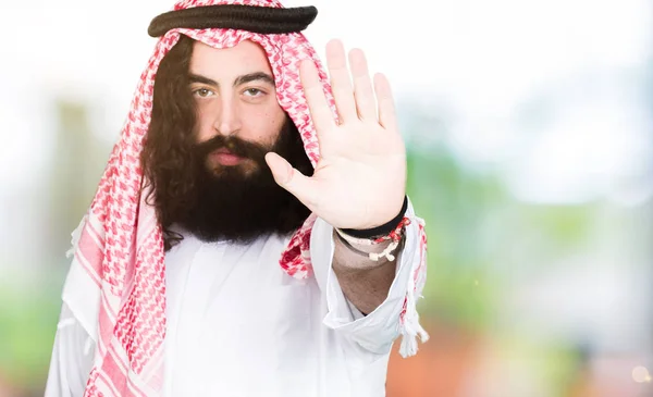 Arab Üzletember Hosszú Haja Viselése Hagyományos Keffiyeh Sálat Csinál Stop — Stock Fotó