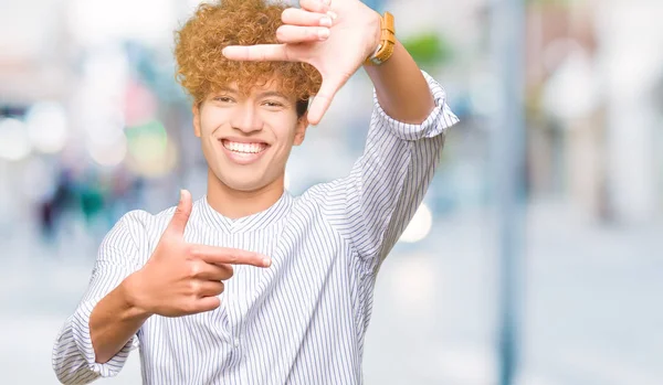 Fiatal Jóképű Üzletember Afro Haj Mosolyogva Így Keret Kézzel Ujjal — Stock Fotó