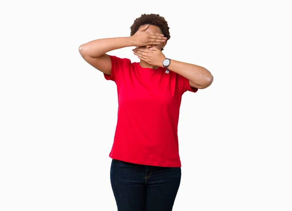 Hermosa Joven Afroamericana Con Gafas Sobre Fondo Aislado Cubriendo Los —  Fotos de Stock