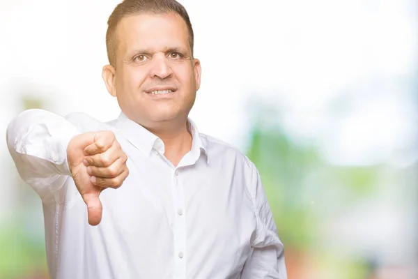 Homem Elegante Árabe Meia Idade Sobre Fundo Isolado Olhando Infeliz — Fotografia de Stock