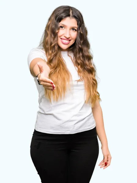 Mujer Hermosa Joven Vistiendo Casual Camiseta Blanca Sonriendo Amistoso Ofreciendo —  Fotos de Stock