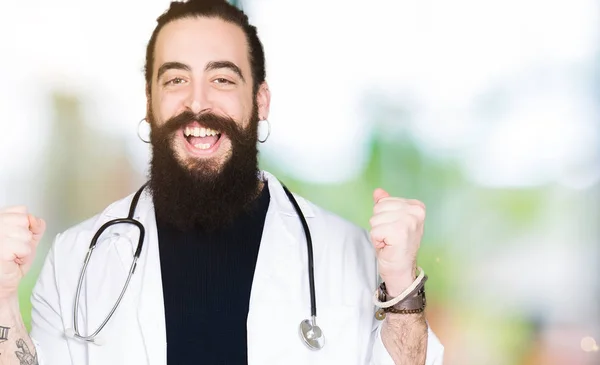 Médico Com Cabelos Longos Vestindo Casaco Médico Estetoscópio Celebrando Surpreso — Fotografia de Stock