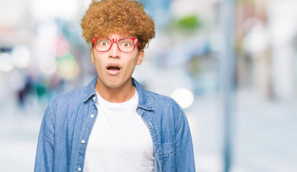 Ung Vacker Man Med Afro Hår Glasögon Rädd Och Chockad — Stockfoto