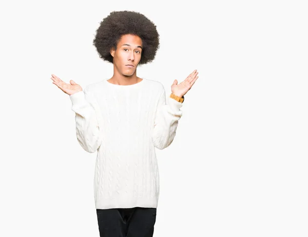 年轻的非洲裔美国男子穿着冬季毛衣 手挽手和双手 神情混乱 怀疑概念 — 图库照片