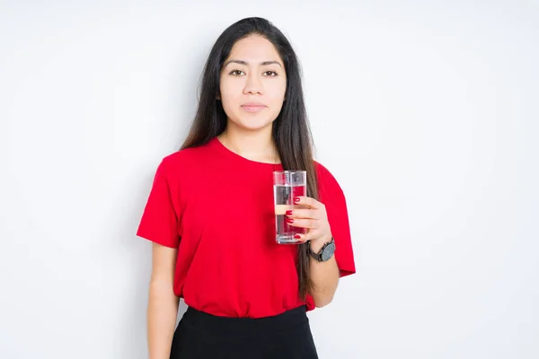 Νεαρή Μελαχρινή Γυναίκα Πίνοντας Ένα Ποτήρι Νερό Πάνω Από Απομονωμένο — Φωτογραφία Αρχείου