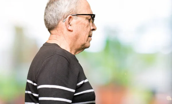 Przystojny Mężczyzna Senior Sobie Sweter Zimowy Okulary Przeciwsłoneczne Patrząc Bok — Zdjęcie stockowe