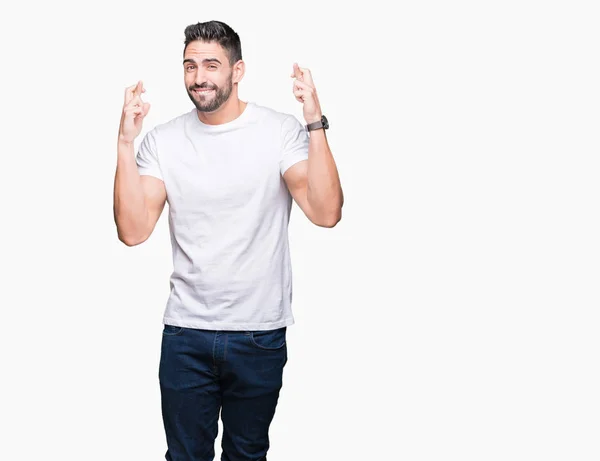 Jovem Vestindo Camiseta Branca Casual Sobre Fundo Isolado Sorrindo Cruzando — Fotografia de Stock