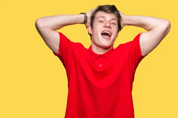 Ung Stilig Man Klädd Röd Shirt Över Isolerad Bakgrund Galen — Stockfoto