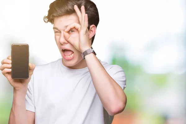 Jonge Man Tonen Smartphone Scherm Geïsoleerde Achtergrond Met Gelukkig Gezicht — Stockfoto