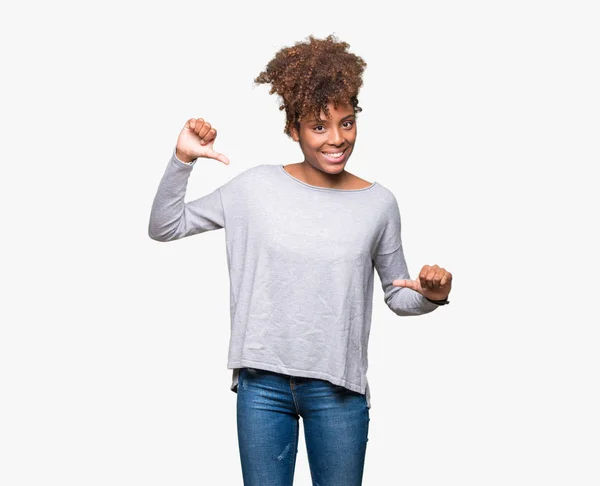 Hermosa Mujer Afroamericana Joven Sobre Fondo Aislado Mirando Confiado Con — Foto de Stock