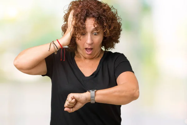 Hermosa Mujer Mediana Edad Ager Sobre Fondo Aislado Mirando Tiempo —  Fotos de Stock