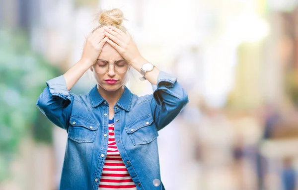 Jonge Mooie Blonde Vrouw Bril Geïsoleerde Achtergrond Lijden Hoofdpijn Wanhopig — Stockfoto