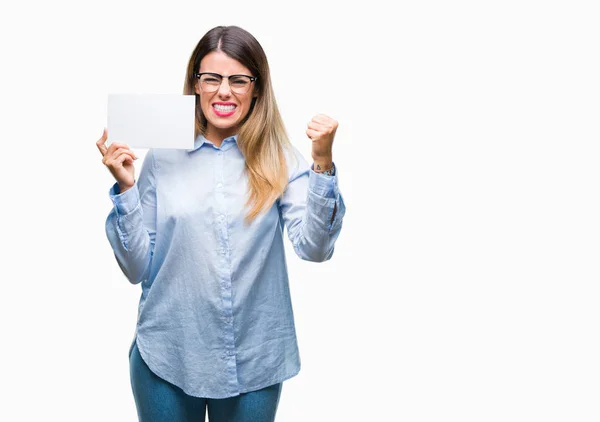 Jovem Mulher Negócios Bonita Segurando Cartão Branco Sobre Fundo Isolado — Fotografia de Stock