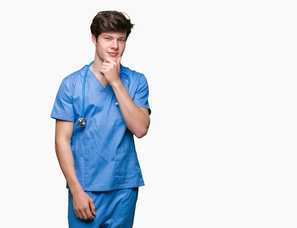 Mladý Doktor Lékařských Uniformě Izolované Pozadí Sebevědomým Kameru Úsměvem Zkříženýma — Stock fotografie