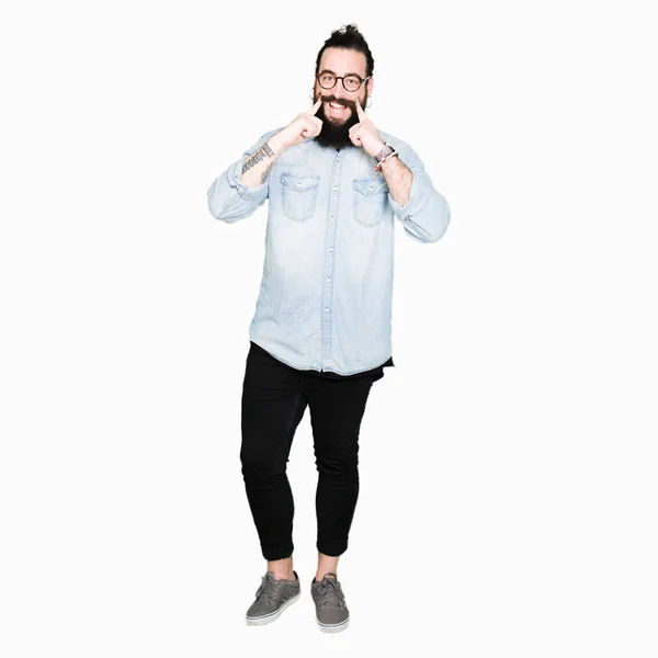 Hipster Młody Człowiek Długimi Włosami Brodą Sobie Okulary Smiling Otwartymi — Zdjęcie stockowe